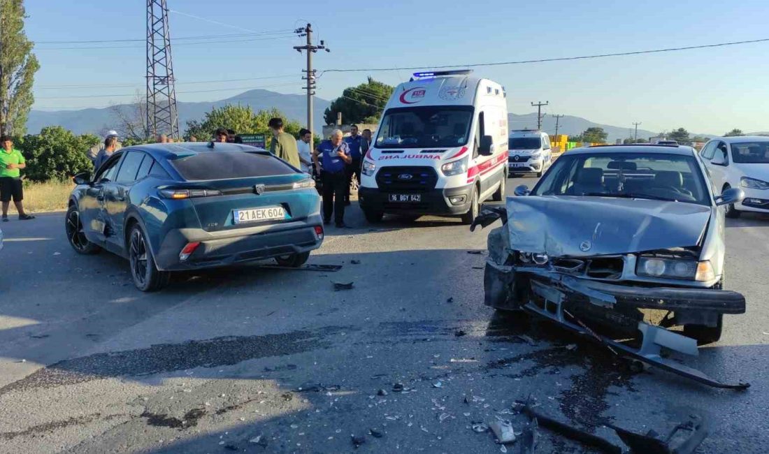 ORHANGAZİ-İZNİK YOLU ÜZERİNDE KAVŞAKTAN DÖNÜŞ YAPMAK İSTEYEN OTOMOBİLE ANA YOLDA