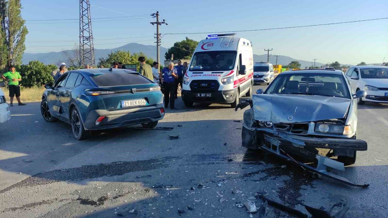 bursada kavsakta uc arac birbirine girdi 2 yarali 17b0e0a