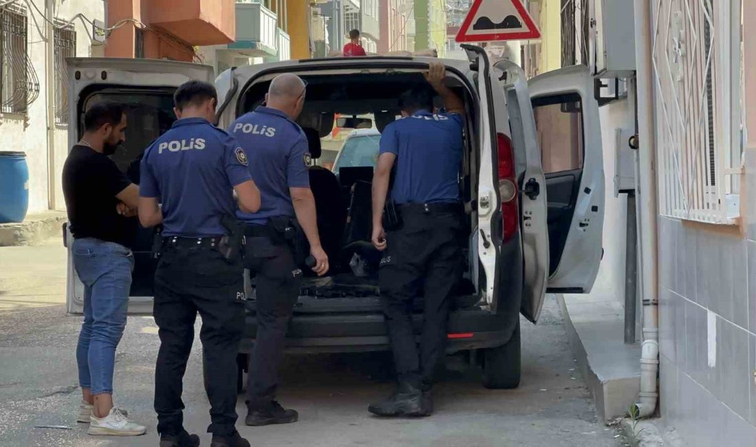 BURSA'DA SOKAK ARASINDA KAZALI OLARAK PARK HALİNDE BEKLEYEN HAFİF TİCARİ