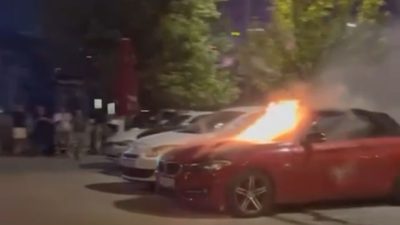 BURSA'DA LÜKS ARAÇ PARK HALİNDE ALEV ALEV YANDI