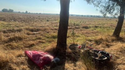 BURSA'NIN KARACABEY İLÇESİNDE, KONTROLDEN ÇIKAN MOTOSİKLETİN YOL KENARINDAKİ AĞACA ÇARPTIĞI