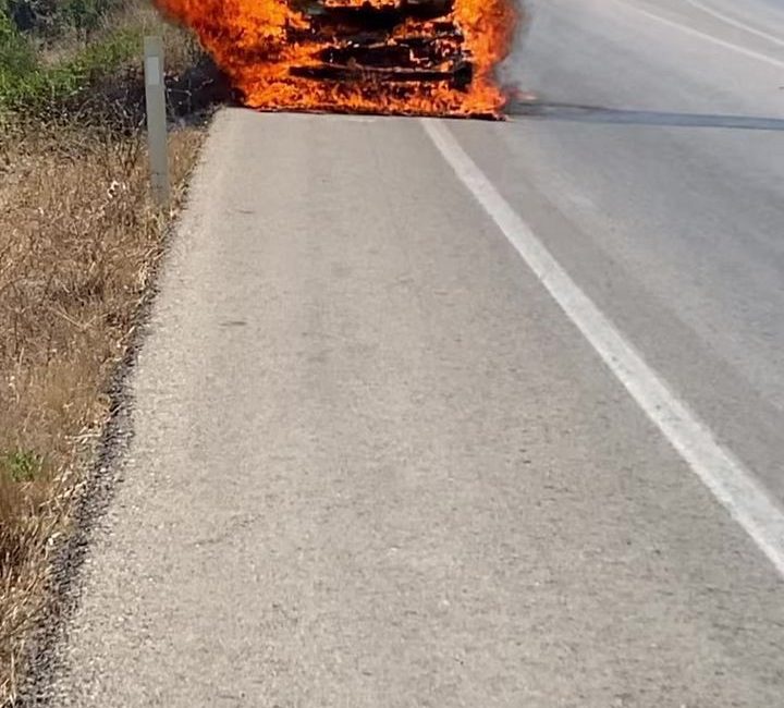 BURSA'NIN İZNİK İLÇESİNDE BİR OTOMOBİL, YOLUN ORTASINDA CAYIR CAYIR YANDI.