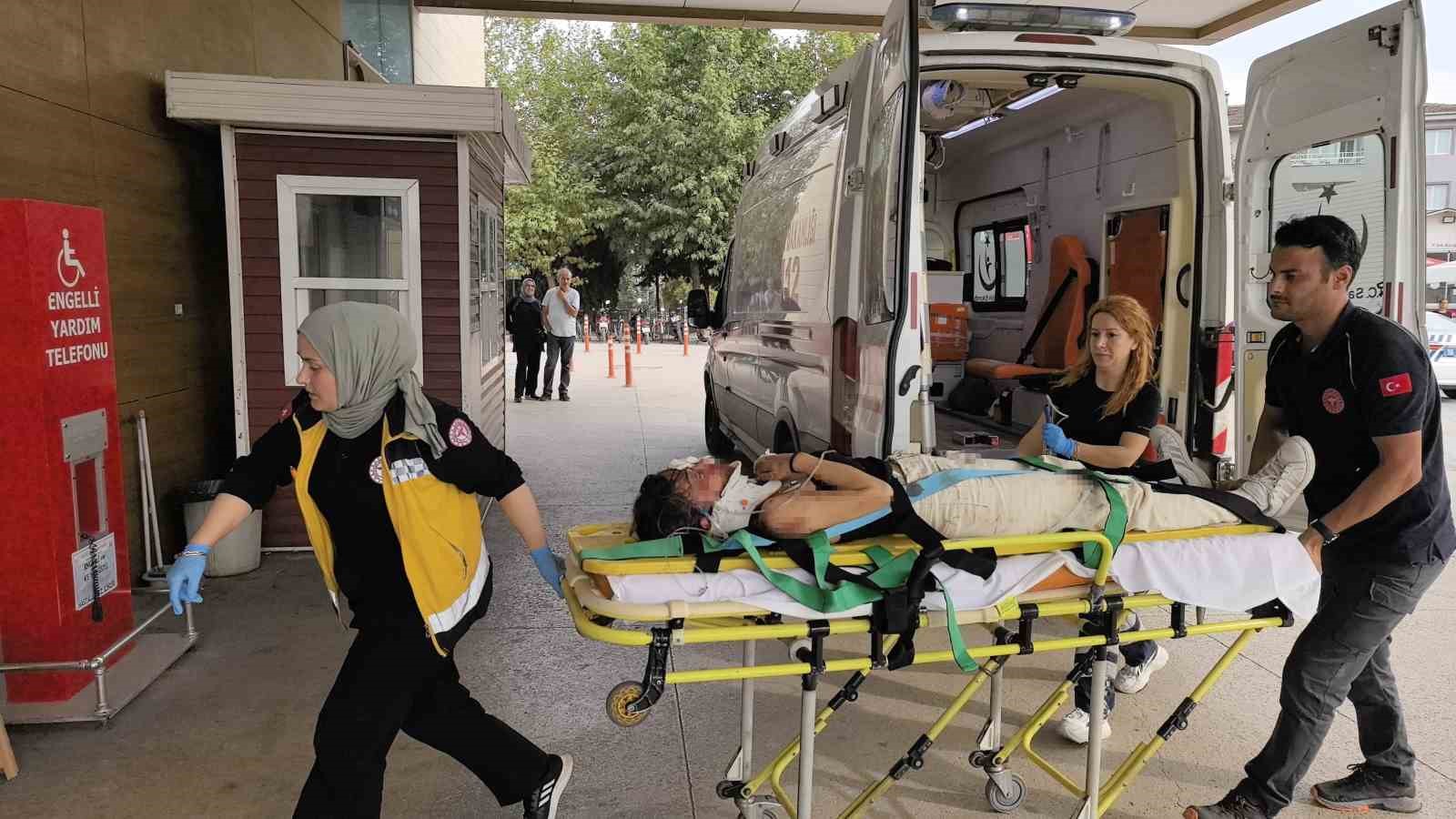 Bursada Otomobi̇l Kamyona Arkadan Çarptı: 1İ Ağır, 2 Yaralı 4 bursada otomobil kamyona arkadan carpti 1i agir 2 yarali 58ac2e4