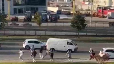 BURSA'DA YOL ORTASINDA ACIMASIZCA BİRBİRLERİNE VURDULAR