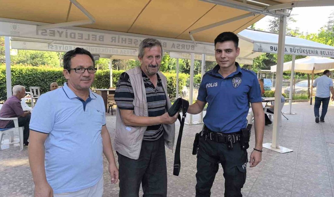 BURSA'NIN İNEGÖL İLÇESİNDE CAMİDE NAMAZ KILDIKTAN SONRA YERDE DÖVİZ DOLU