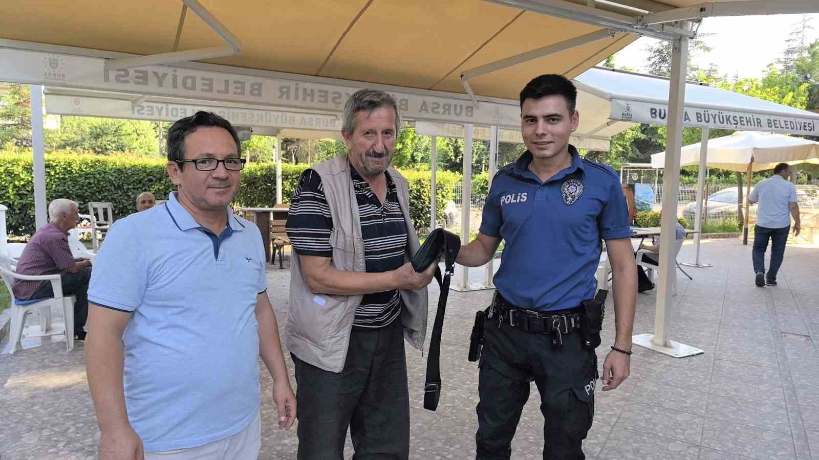 camide buldugu dovizleri polise teslim etti 860e83a