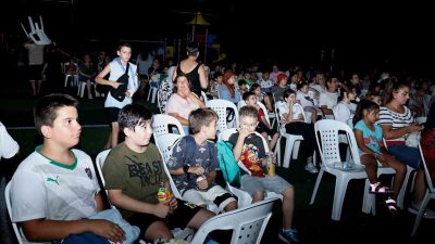 Nilüfer Belediyesi’nin çocuklar için hazırladığı açık hava sineması gösterimleri başladı.