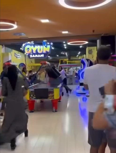 BURSA'DA BİR ALIŞVERİŞ MERKEZİNDE YETİŞKİNLERİN YER VERME KAVGASI SANİYE SANİYE