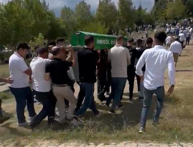 İNEGÖLLÜ İNŞAAT MÜHENDİSİ GENÇ BURSA OTOBANINDA GEÇİRDİĞİ TRAFİK KAZASINDA HAYATINI