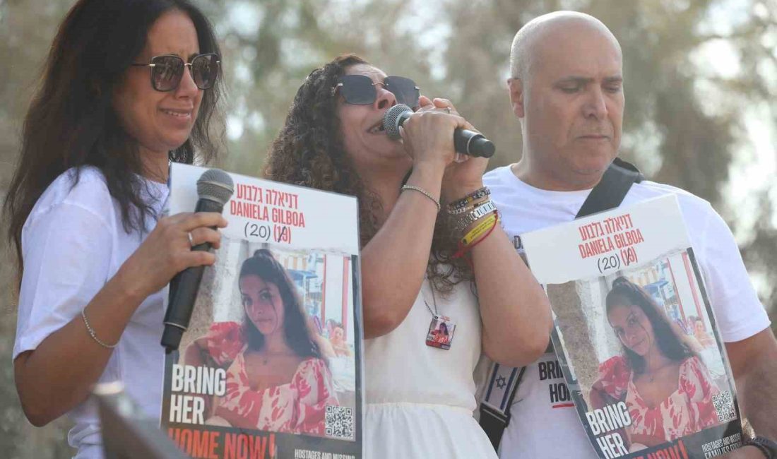 İSRAİLLİ ESİRLERİN YAKINLARI GAZZE SINIRINI GEÇMEYE ÇALIŞTI