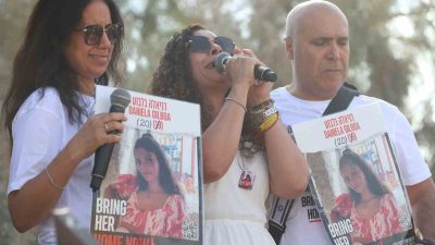 İSRAİLLİ ESİRLERİN YAKINLARI GAZZE SINIRINI GEÇMEYE ÇALIŞTI