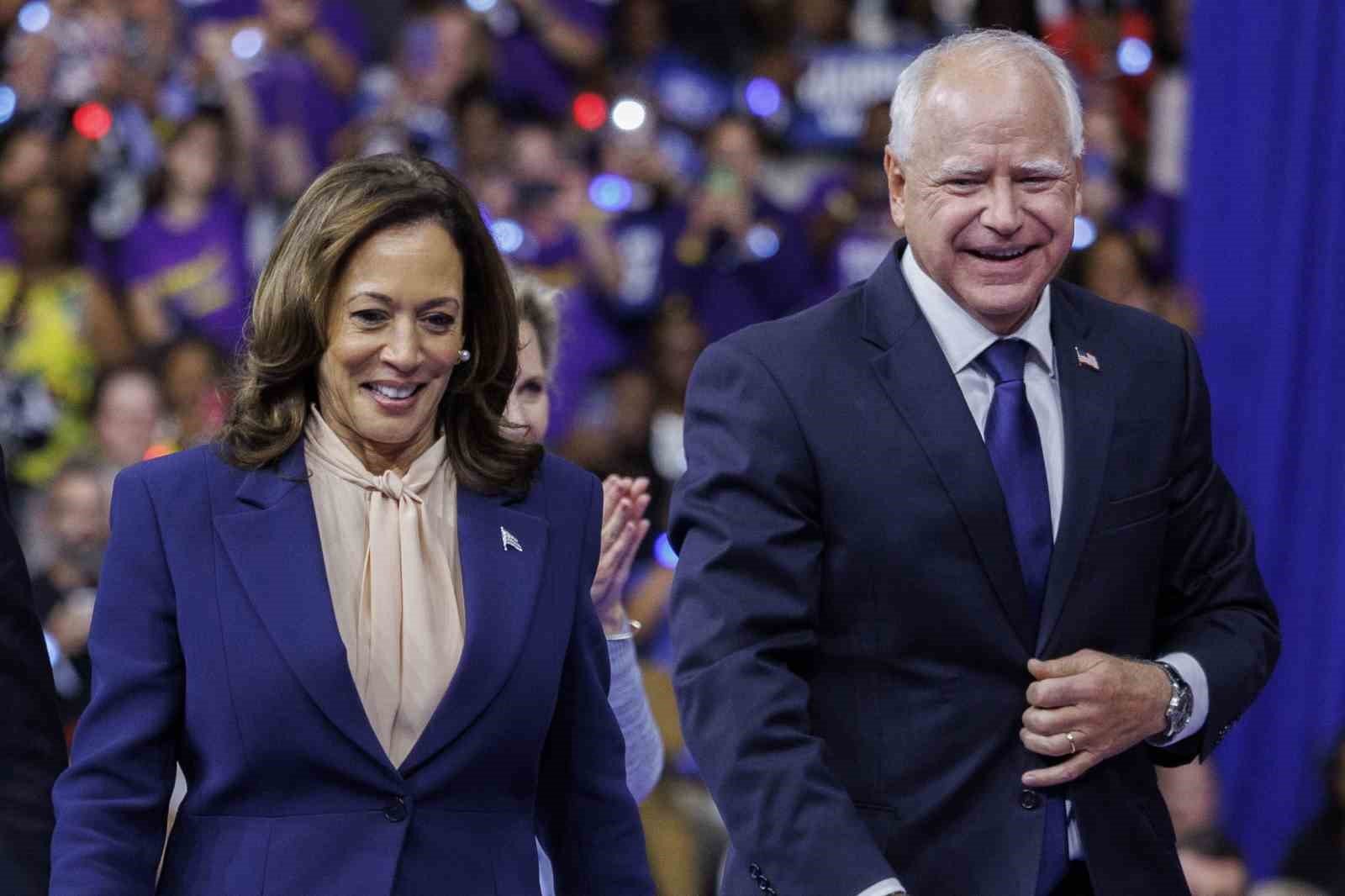 kamala harris baskan yardimcisi adayi tim walz ile ilk secim mitingini yapti d4786c3