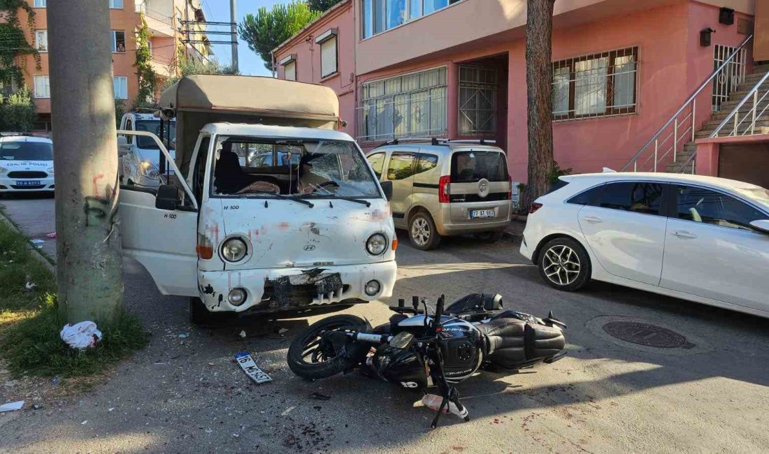 BURSA'NIN ORHANGAZİ İLÇESİNDE KAFA KAFAYA ÇARPIŞTIĞI KAMYONETİN CAMINDAN İÇERİ GİREN