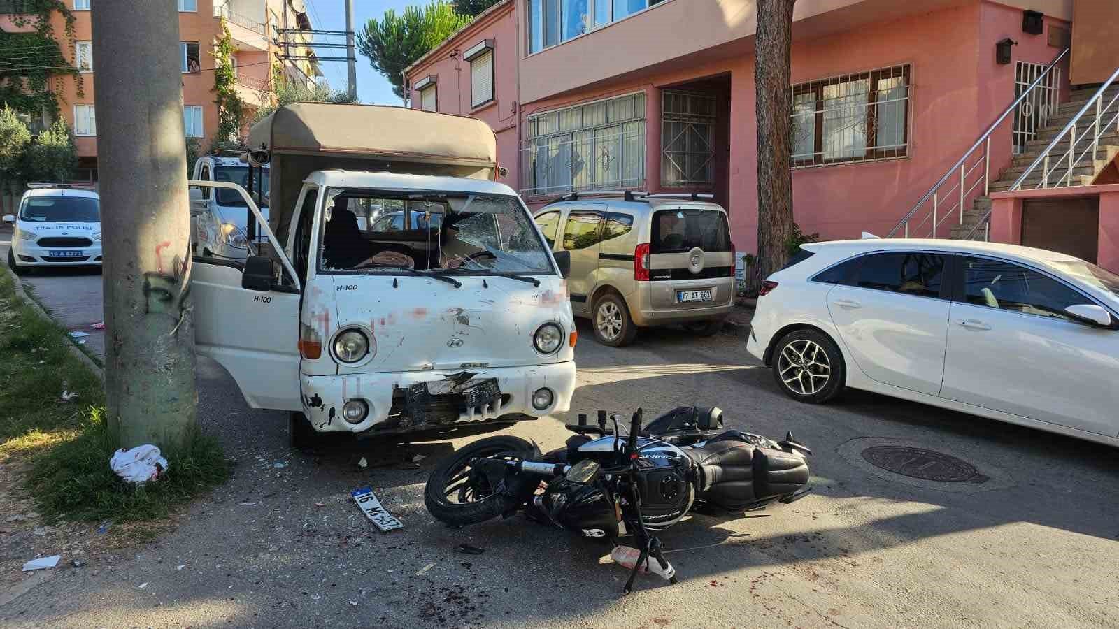 kamyonun camindan iceri girdi 8138f5f