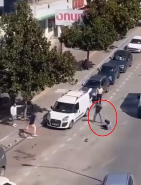 kiz kardesini tehdit eden akrabasini bicakladi d2ec3b3