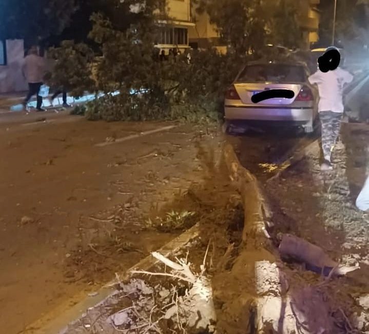 BURSA'NIN MUSTAFAKEMALPAŞA İLÇESİNDE AŞIRI HIZLA GİDEN OTOMOBİL KONTROLDEN ÇIKIP, REFÜJDEKİ