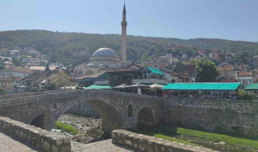 KOSOVA'NIN PRİZREN ŞEHRİNİN ORTASINDAN GEÇEN AKDERE NEHRİ, KURUMA NOKTASINA GELDİ.