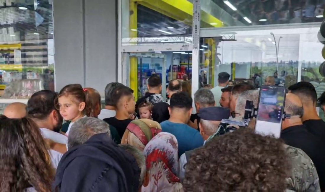 HATAY’DA MARKET AÇILIŞINDA YAŞANAN İZDİHAM SONRASI MÜŞTERİLER ARASI YAŞANAN TARTIŞMA