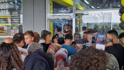 HATAY’DA MARKET AÇILIŞINDA YAŞANAN İZDİHAM SONRASI MÜŞTERİLER ARASI YAŞANAN TARTIŞMA