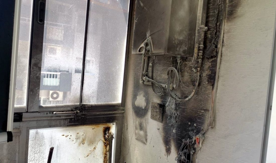 MUDANYA’DA APARTMANIN 3. KATINDA YANGIN ÇIKTI. YANGIN İTFAİYE EKİPLERİNCE SÖNDÜRÜLÜRKEN