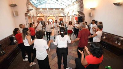 Osmangazi Belediyesi tarafından düzenlenen Ritim Atölyesi’ni başarıyla tamamlayan kursiyerler, sertifikalarını