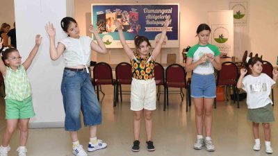 Osmangazi Belediyesi’nin açtığı Çocuk Drama Atölyesi’ni başarıyla bitiren öğrenciler sertifikalarını