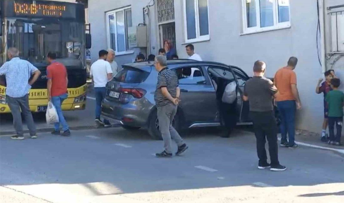 BURSA'DA BELEDİYE OTOBÜSÜNE ÇARPMAMAK İÇİN EVE DALAN OTOMOBİL SÜRÜCÜSÜ HAFİF
