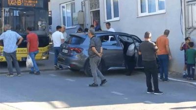 BURSA'DA BELEDİYE OTOBÜSÜNE ÇARPMAMAK İÇİN EVE DALAN OTOMOBİL SÜRÜCÜSÜ HAFİF