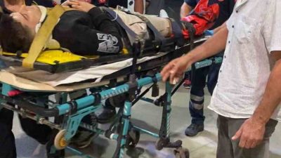 OTOMOBİL MOTOSİKLETLE ÇARPIŞTI : 2 AĞIR YARALI