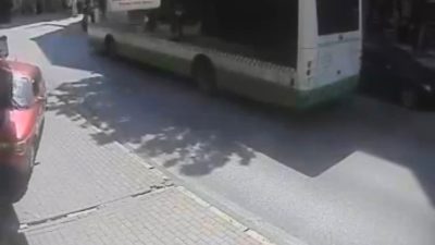 BURSA'DA SÜRÜCÜSÜNÜN KONTROLÜNDEN ÇIKAN OTOMOBİL, DÜKKANA DALDI. KAZA SIRASINDA KALDIRIM