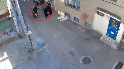 BURSA'DA YOLDA YÜRÜYEN KADININ ÇANTASINI KAPKAÇ YÖNTEMİYLE ÇALAN MOTOSİKLETLİ İKİ