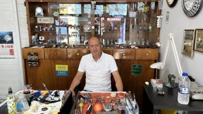 HÜSEYİN SELMANDAR (63), 54 YILDIR SAATÇİLİK MESLEĞİNİ SÜRDÜRÜYOR