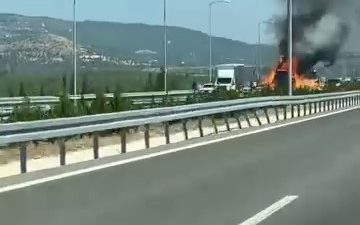 BURSA’DA SEYİR HALİNDEKİ TIR ÇIKAN ARIZA SONRASI ALEV ALEV YANDI.