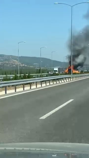 BURSA’DA SEYİR HALİNDEKİ TIR ÇIKAN ARIZA SONRASI ALEV ALEV YANDI.