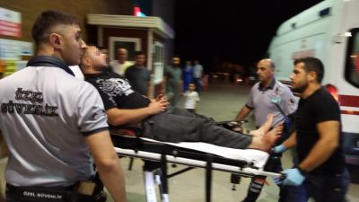 SİTE BAHÇESİNDE ALKOL ALAN 2 KOMŞUSUNU BIÇAKLADI