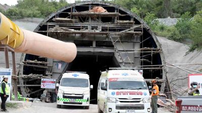 TAYLAND-ÇİN ULUSLARARASI DEMİRYOLU PROJESİNİN TÜNEL İNŞAATINDA MEYDANA GELEN GÖÇÜKTE MAHSUR