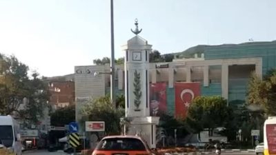 TRAFİKTEKİLER ŞAŞKINA DÖNDÜ, İLGİNÇ YOLCULUK KAMERAYA YANSIDI