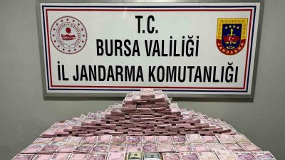 BURSA’NIN KARACABEY İLÇESİNDE TURİSTLERİ BIÇAK ZORUYLA TEHDİT EDEREK 3 MİLYON