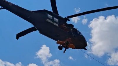 OFF-ROAD ARACIYLA UÇURUMDAN YUVARLANAN SÜRÜCÜ VE YANINDAKİ, HELİKOPTERLE KURTARILARAK HASTANEYE