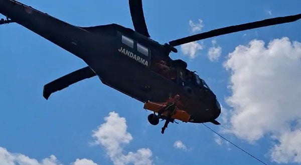 OFF-ROAD ARACIYLA UÇURUMDAN YUVARLANAN SÜRÜCÜ VE YANINDAKİ, HELİKOPTERLE KURTARILARAK HASTANEYE