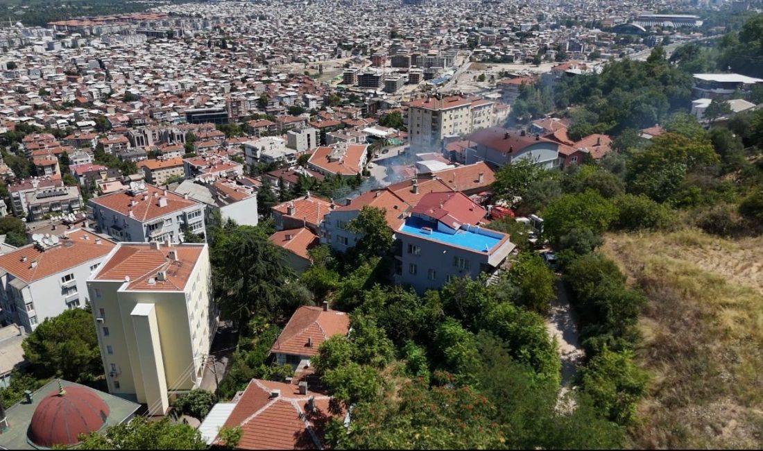 ULUDAĞ'IN ETEKLERİNDEKİ BİR MAHALLEDE YAN YANA 2 AHŞAP EVDE ÇIKAN