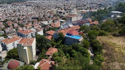 ULUDAĞ'IN ETEKLERİNDEKİ BİR MAHALLEDE YAN YANA 2 AHŞAP EVDE ÇIKAN