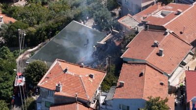 ULUDAĞ'IN ETEKLERİNDEKİ BİR MAHALLEDE YAN YANA 2 AHŞAP EVDE ÇIKAN