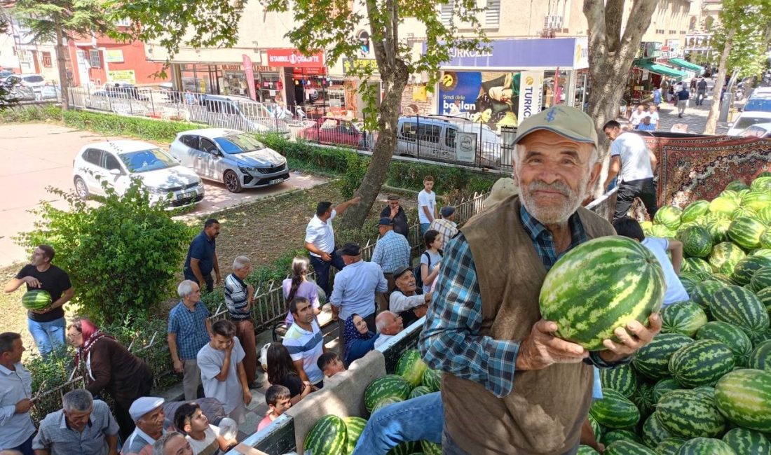 TOKAT'TA BİR KARPUZ ÜRETİCİSİ VATANDAŞLARA 17 TON KARPUZ DAĞITTI.