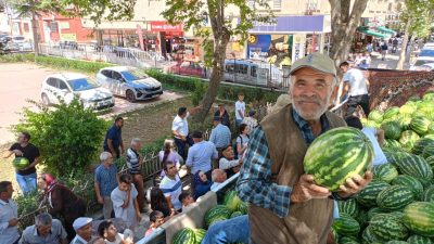 TOKAT'TA BİR KARPUZ ÜRETİCİSİ VATANDAŞLARA 17 TON KARPUZ DAĞITTI.