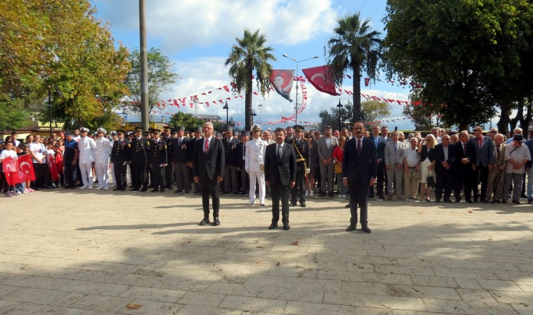 MUDANYA'DA İSE, İSKELE MEYDANI’NDAKİ ATATÜRK ANITI’NA KAYMAKAMLIK VE MUDANYA BELEDİYESİ