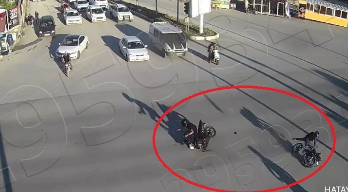 HATAY'IN ANTAKYA İLÇESİNDE 2 MOTOSİKLETİN KAVŞAKTA ÇARPIŞTIĞI VE SÜRÜCÜLERİN YOLA