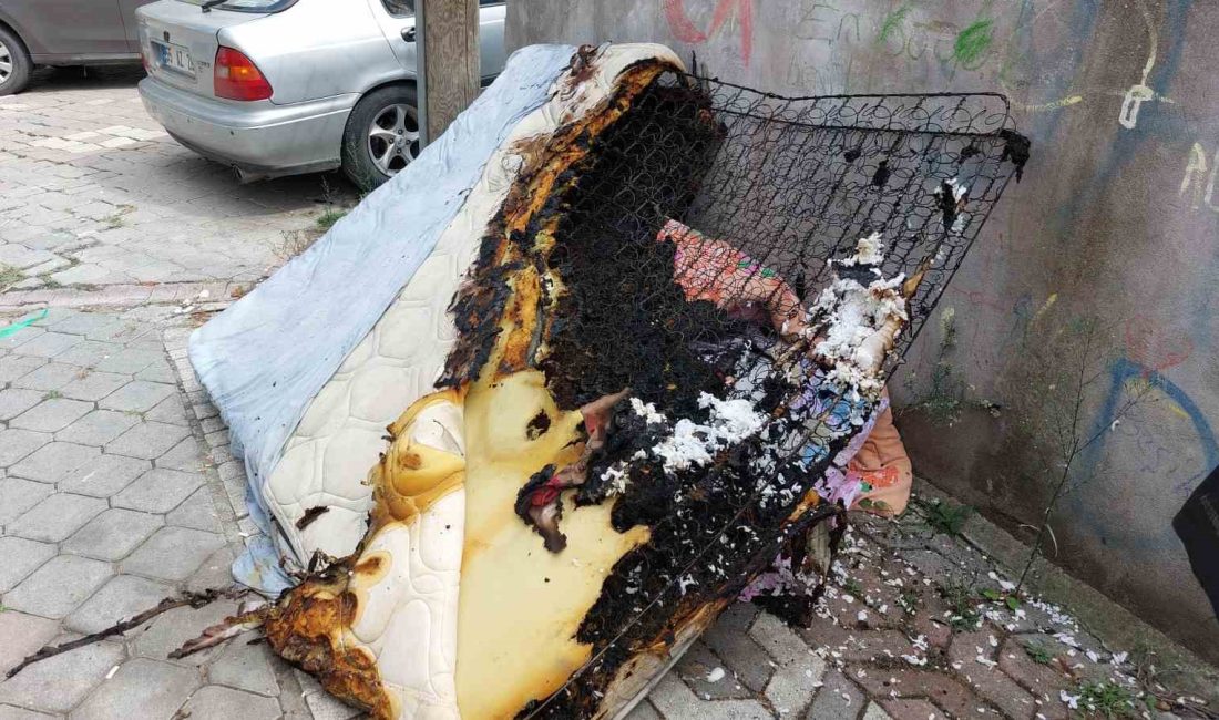 SAMSUN'DA 2.5 YAŞINDAKİ ÇOCUK EVLERİNDE YATAĞI ÇAKMAK İLE YAKIP ANNESİNE