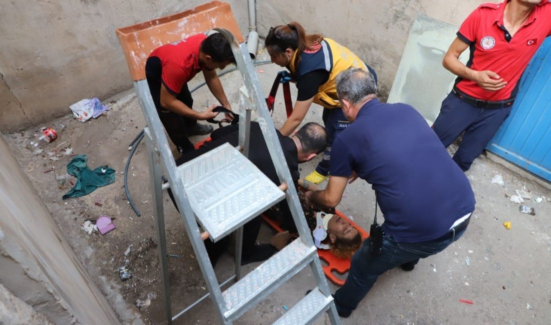 MERSİN'DE OTURDUĞU BİNANI 3. KATINDAN HAVALANDIRMA BOŞLUĞUNA DÜŞEN KADIN YARALANDI.