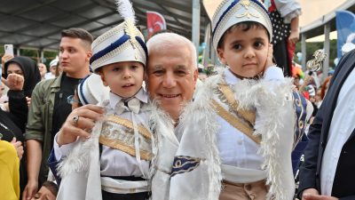 Büyükşehir Belediye Başkanı Mustafa Bozbey de sünnet şöleninde çocukların ve